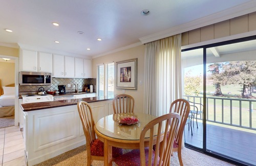 Napa Apartment | Quiet Top-Floor Unit | Private Balcony with Golf Course Views | On-Site Pool