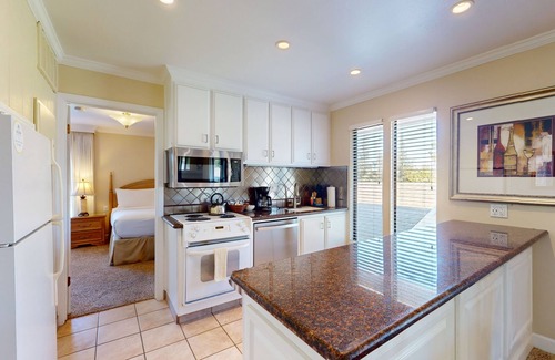 Napa Apartment | Quiet Top-Floor Unit | Private Balcony with Golf Course Views | On-Site Pool