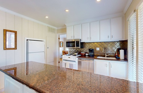Napa Apartment | Quiet Top-Floor Unit | Private Balcony with Golf Course Views | On-Site Pool
