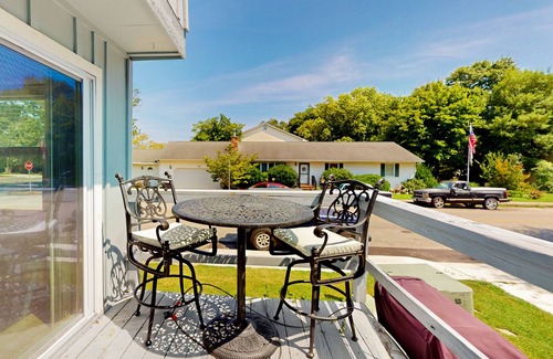 Caine Woods House | Quiet townhome 3 blocks from beach with balcony, AC, & W/D - near bars/dining