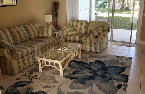 Florida Ridge House | Quiet Townhouse Close to Shopping