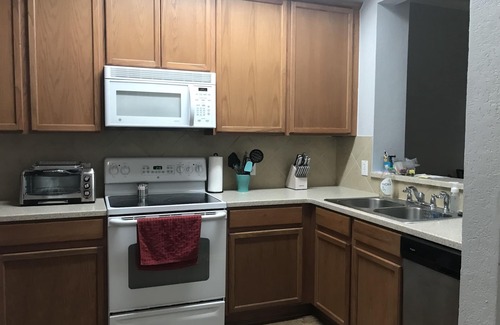 North Central Thousand Oaks House | Quiet townhouse, easy access to 1604 and 281