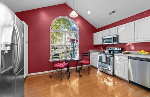 Greensboro House | Quiet Townhouse near the airport and beltline