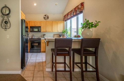 Redmond House | Quiet townhouse with access to amenities, work space, WiFi, A/C