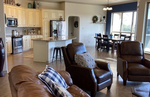 Boerne House | Quiet tree lined street, 1 minute from downtown Boerne