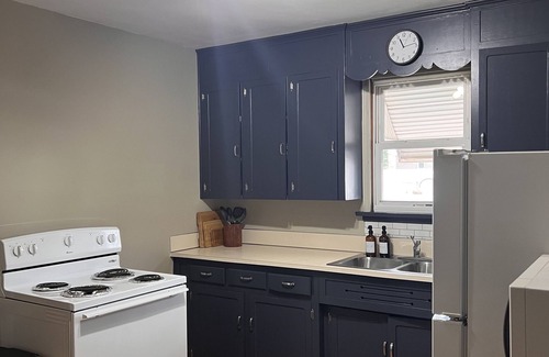 Fairmont Apartment | Quiet Two Bedroom Apartment. Discount for traveling workers.