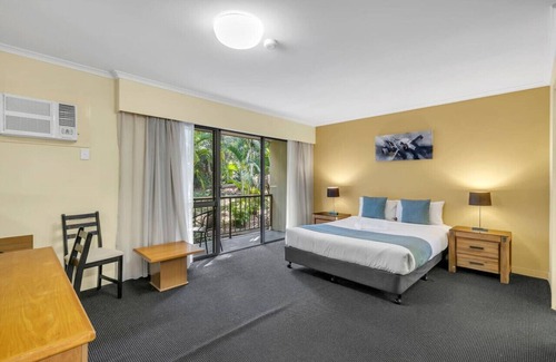 Mount Ommaney Hotel | Quiet unit in leafy hotel