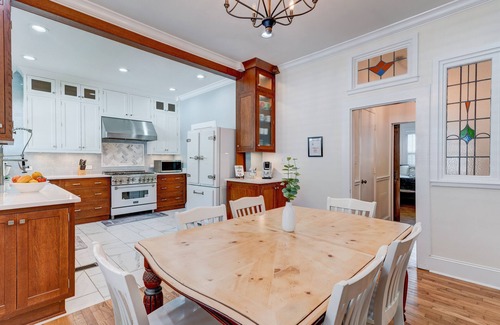 Ellijay House | Quiet upscale Bungalow 1 block to downtown square, restaurants, cafes, & shops.