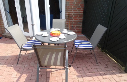 Dornumergrode House | Quiet vacation home offers a wonderful view of the dyke and many sports and leisure activities