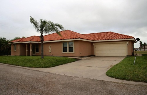 Aransas Pass House | Quiet Vacation Home, close to Conn Brown Harbor, Rockport, and Port A beaches.
