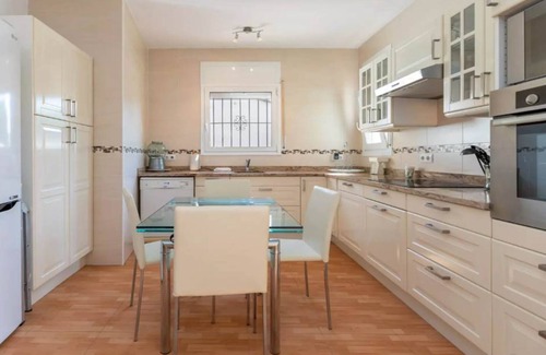 L'Escala Villa | Quiet villa 5 minutes from the beach suitable for pets