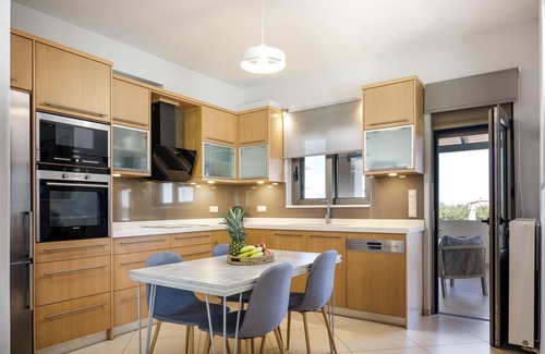 Pyrgos Psilonerou Villa | Quiet Villa Aviana,garden, heated pool,BBQ,jacuzzi