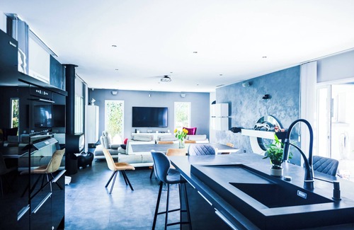 Pourcieux Villa | Quiet villa with swimming pool, Jacuzzi, boules court, 25 min from Aix en Provence.