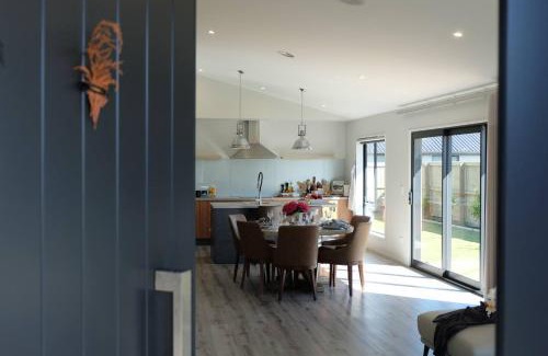 Prebbleton House | Quiet & Warm House Parking Sleeps 7, 19 mins from CHC airport