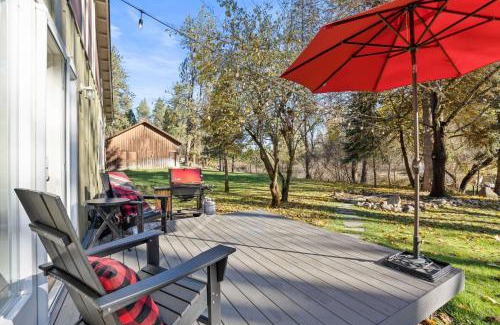 Colbert House | Quiet Waterfront Cottage on the Little Spokane River