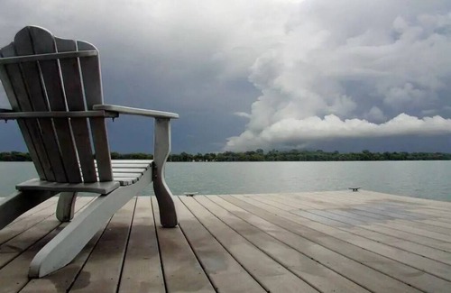 Ferriday House | Quiet Waterfront Lakehouse with pier. Kid friendly. Natchez close by.