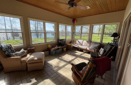 Ferriday House | Quiet Waterfront Lakehouse with pier. Kid friendly. Natchez close by.
