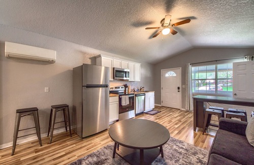 New Braunfels House | Quiet Your Mind Ot 250qm 1 Bedroom Home by RedAwning