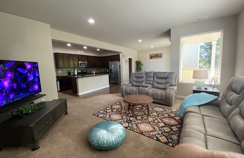 Everett House | Quieter Villa: safe neighborhood, closer to Boeing