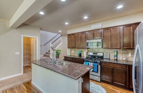 Everett House | Quieter Villa: safe neighborhood, closer to Boeing