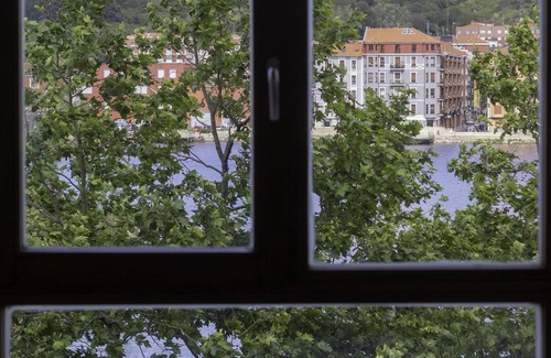 Barakaldo Apartment | Quietness and Comfort next to the Barakaldo Estuary