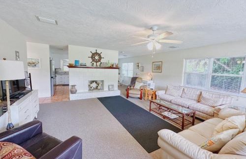 Hawks Park House | Quinn`s Riverside Retreat