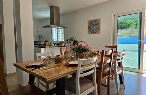 Moncarapacho e Fuseta Villa | Quinta das Oliveiras: country house, pool, parking, wifi, AC, beach nearby