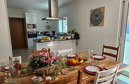 Moncarapacho e Fuseta Villa | Quinta das Oliveiras: country house, pool, parking, wifi, AC, beach nearby