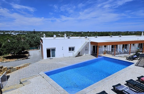 Moncarapacho e Fuseta Villa | Quinta das Oliveiras: country house, pool, parking, wifi, AC, beach nearby