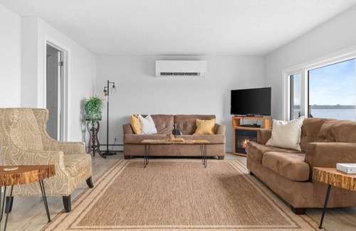 Carrying Place House | Quinte Haven - Waterfront slice of paradise