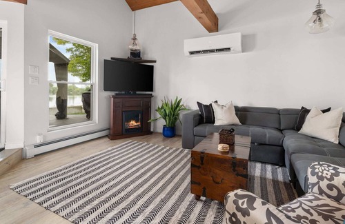 Carrying Place House | Quinte Haven - Waterfront slice of paradise