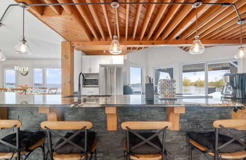Carrying Place House | Quinte Haven - Waterfront slice of paradise