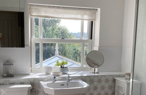 Blakesley House | Quintessential English village House 4 miles from Silverstone circuit, sleeps 8.