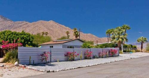 Chino Canyon House | Quintessential Family Palm Springs Salt Pool Spa Casita