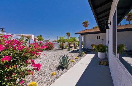 Chino Canyon House | Quintessential Family Palm Springs Salt Pool Spa Casita