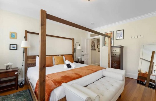 Georgetown House | Quintessential Georgetown Homestay / Wisconsin Ave