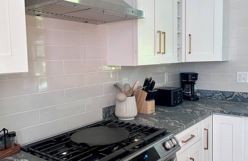 Freeport Condo | Quintessential Maine- n3 Bedrooms, all En Suite- Yellow Door Guesthouse