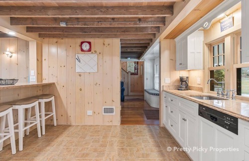 West Hyannisport House | Quintessential Hyannis Port Cottage: Renovated, Putting Green, Walk to Beach: 135-HYP