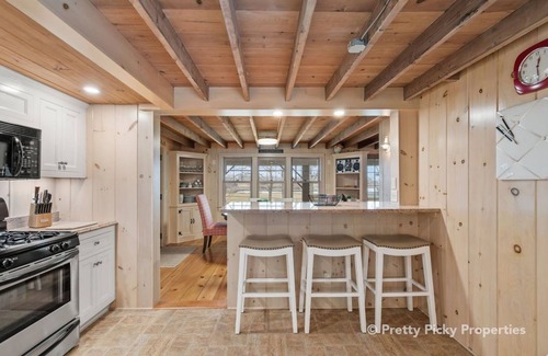West Hyannisport House | Quintessential Hyannis Port Cottage: Renovated, Putting Green, Walk to Beach: 135-HYP