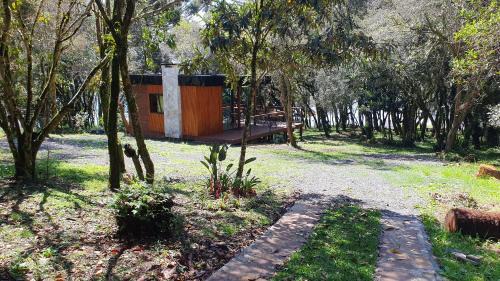 Lages Other | Quiosque de frente para um lago