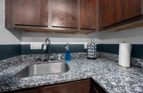 Braeswood Place Apartment | Quirky 1BR Near NRG Stadium & Medical Center