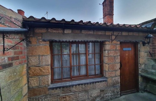 Robin Hood's Bay Apartment | Quirky and quaint beckside cottage situated in smugglers village (pet friendly).