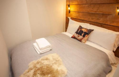 Cardiff City Centre Apartment | Quirky Aparthotel 2min to Central Station