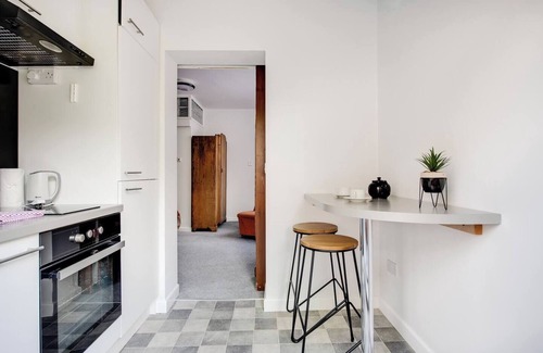 Portsmouth Apartment | Quirky Art Deco Studio with Private Terrace