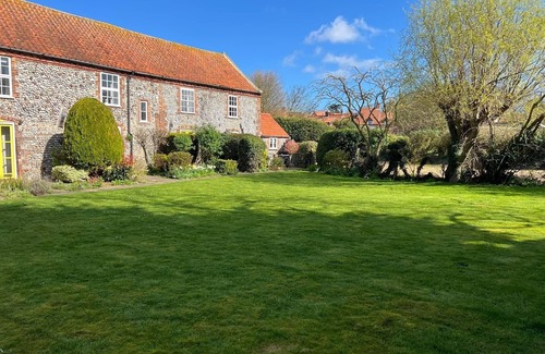 Holt Cottage | Quirky Bolthole in Blakeney for 2?parking,patio,quiet & close to Quay,pub & shop