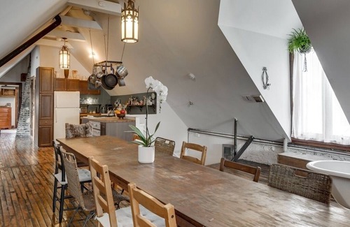 Bucktown Apartment | Quirky Bucktown Chicago Apartment w/parking NO PARTIES