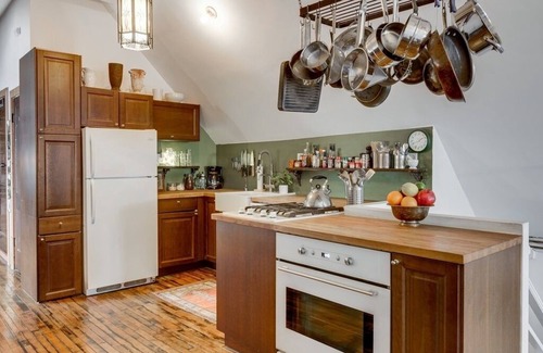 Bucktown Apartment | Quirky Bucktown Chicago Apartment w/parking NO PARTIES