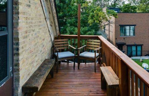 Bucktown Apartment | Quirky Bucktown Chicago Apartment w/parking NO PARTIES