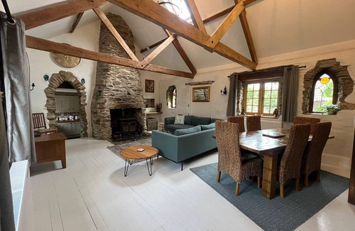 Fivelanes Cottage | Quirky Cornish cottage next to the Moor - Yellow on the Broom