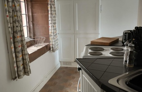Ross-on-Wye Cottage | Quirky, cosy, romantic cottage with own garden in Wye Valley. Pet friendly!